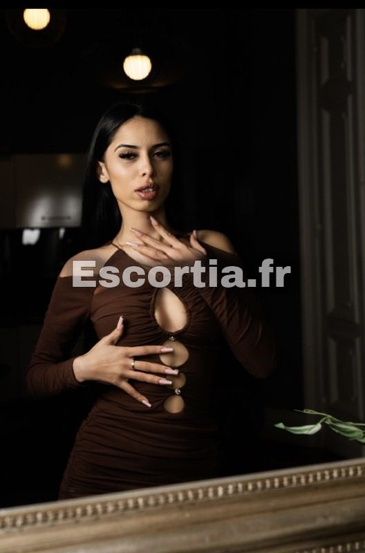Sarah escort La Rochelle
