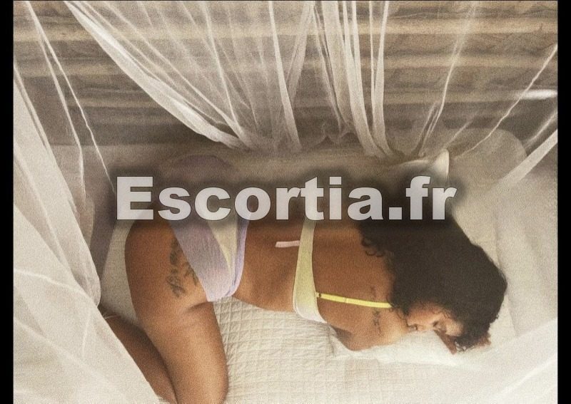 Catalina caliente photo 3