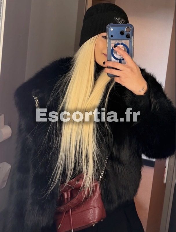 Belle blonde escort Saint-Genis-Pouilly