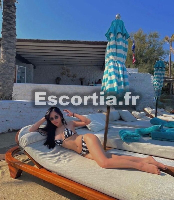 Anna-so-hot-in-towns photo 4
