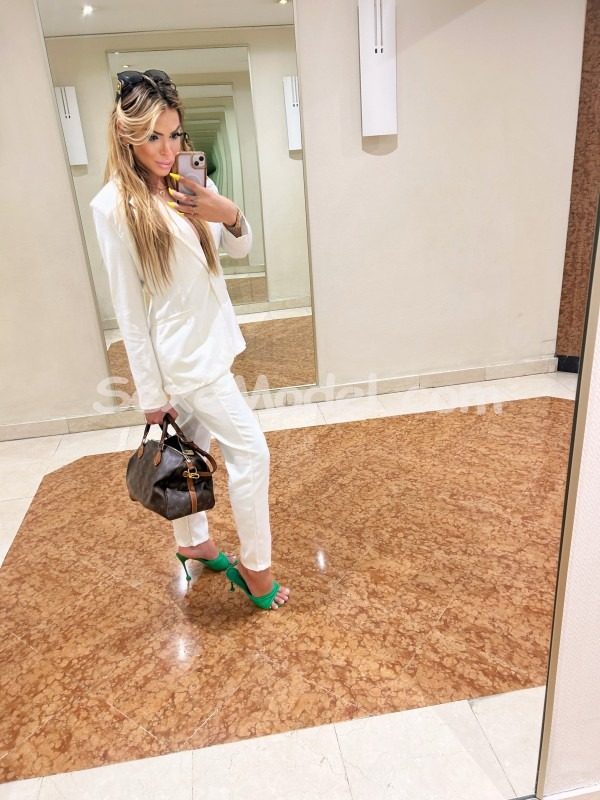 GROSSEBITEGFE MarieClaireTS photo 4
