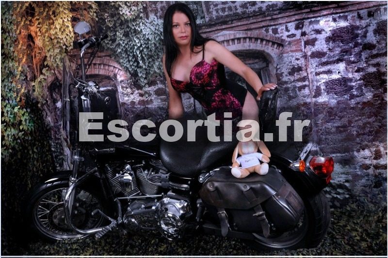 TRANS BRUNETTE photo 4