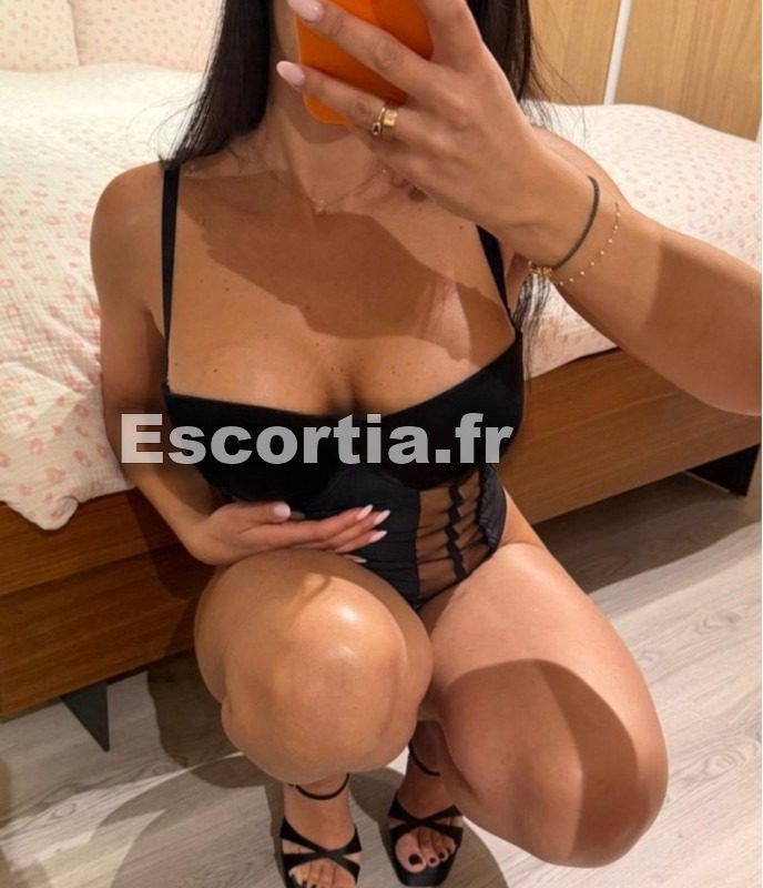 Angelique escort Hyères