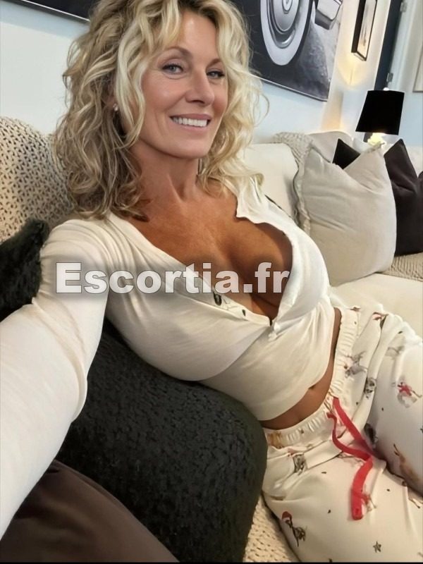Dara escort Lisieux