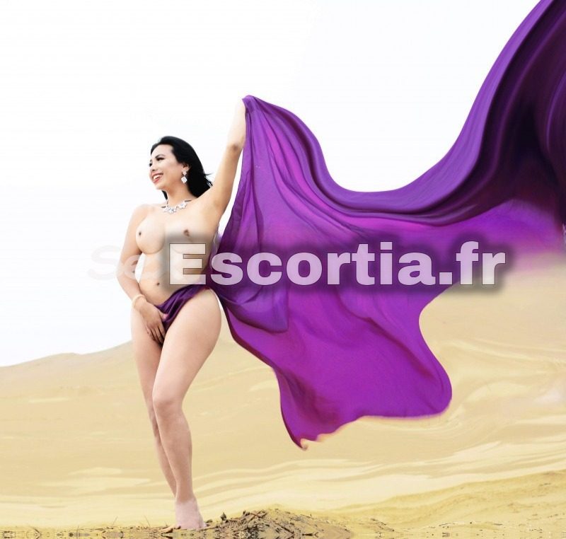 MELANIE COLOMBES photo 2
