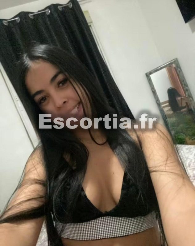 Camila photo 4