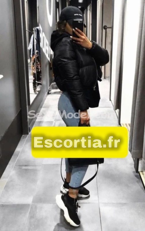 Emya escort Paris