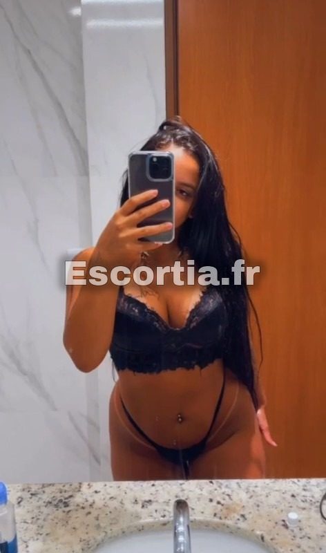 Lara REEL escort Créteil