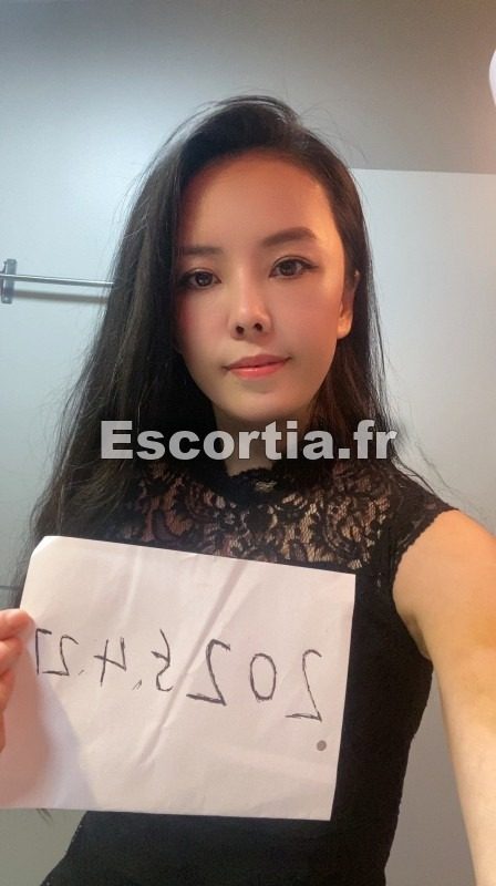 Emily escort Paris