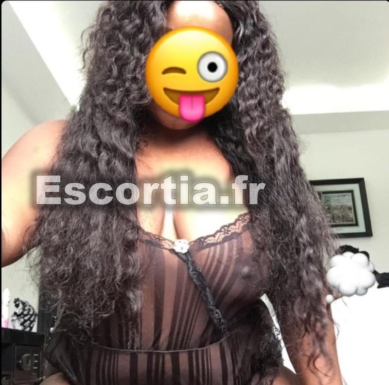 Ciara escort Paris