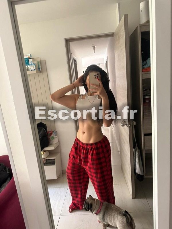 Larisa escort La Courneuve