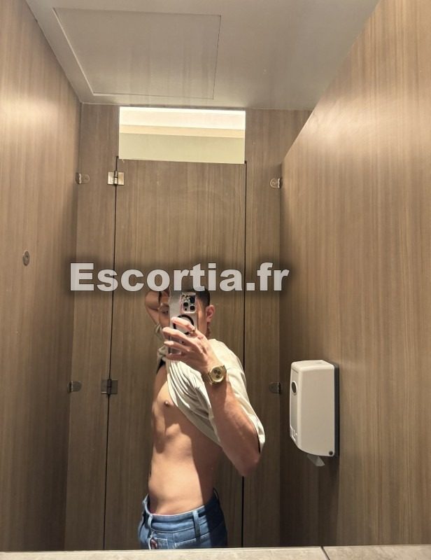Twink Bi69 escort Cannes