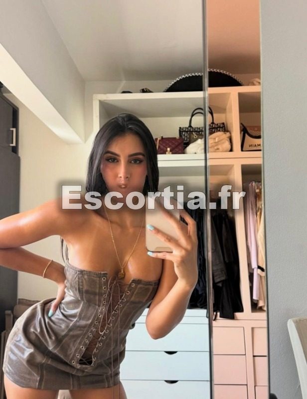 Ninelle escort Thiers