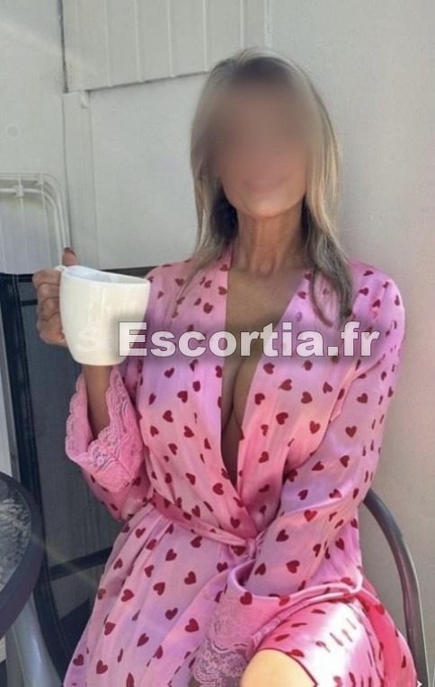 ROSE escort Chateaubourg