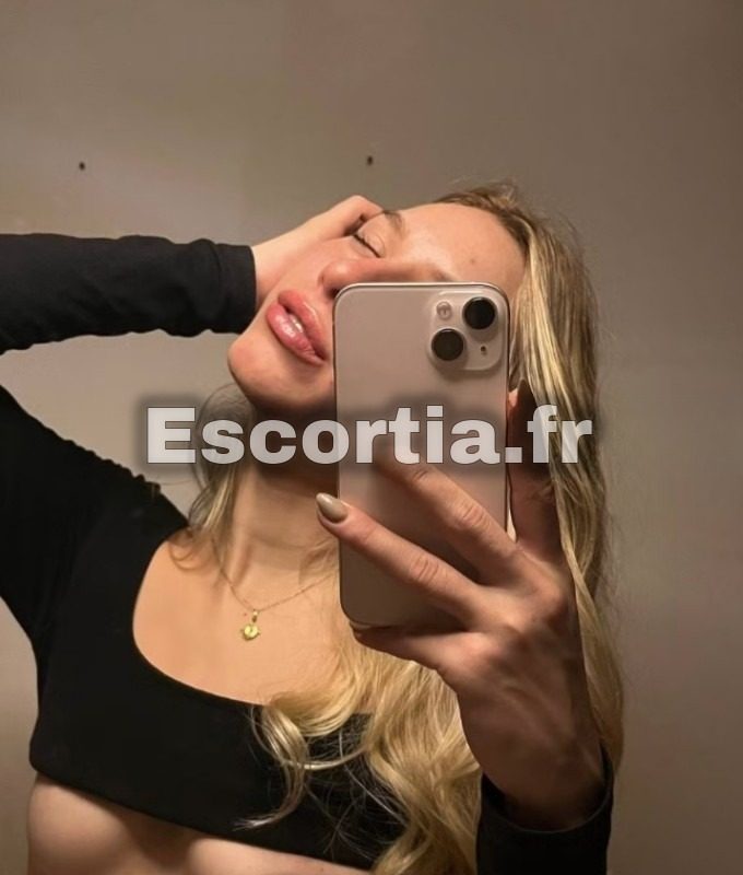 Emily GFE escort Paris