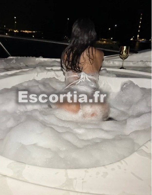 Sexy latina Alicia photo 4