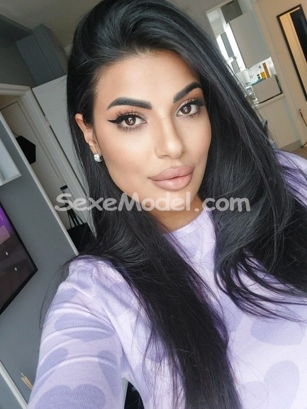LARRA HOT photo 2