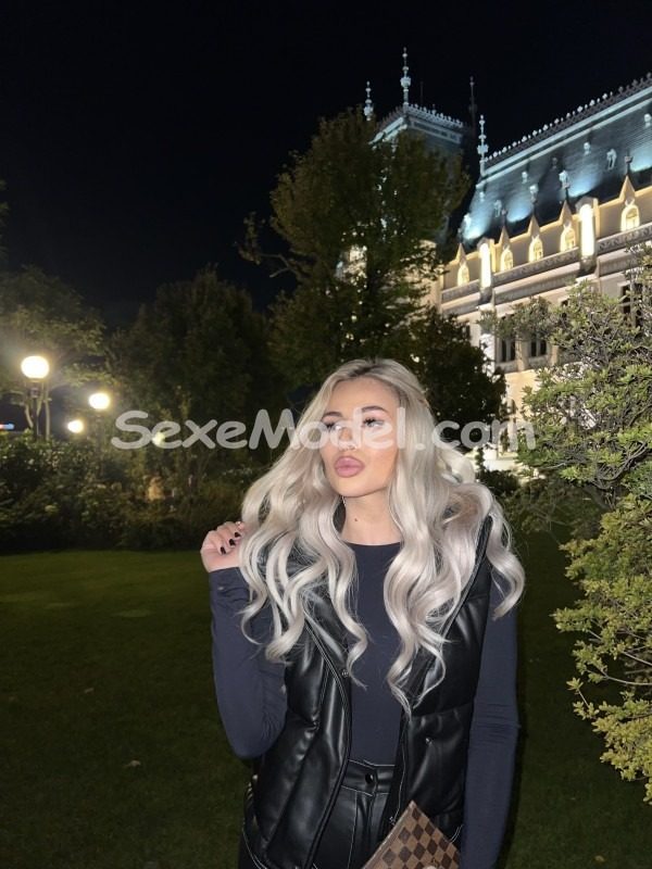 Monica escort Paris