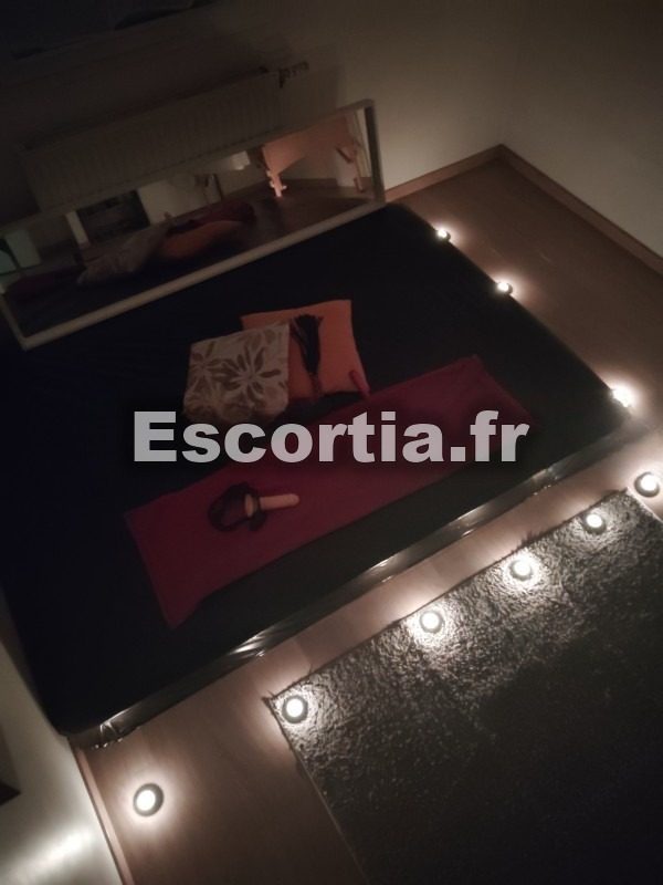 Masseuse table futon escort Grenoble
