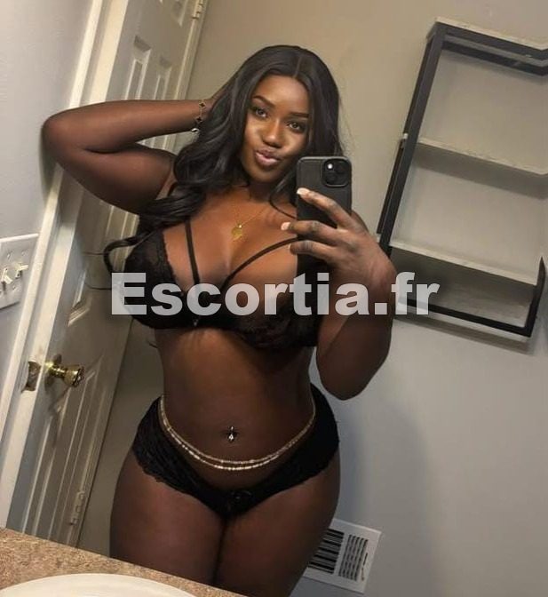 Sara latina sexy photo 2