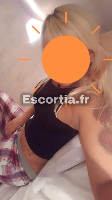 Petite blonde tree completa photo 2