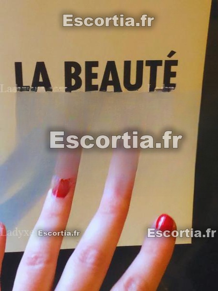 Doucecaresse escort Lyon