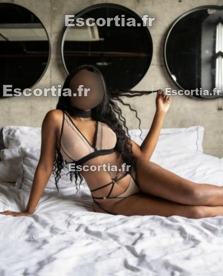 Elya Mara escort Paris