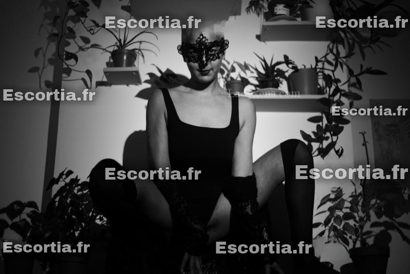 Esme Divinite escort Paris