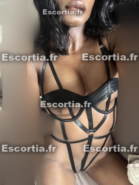 Hallyka5 escort Paris