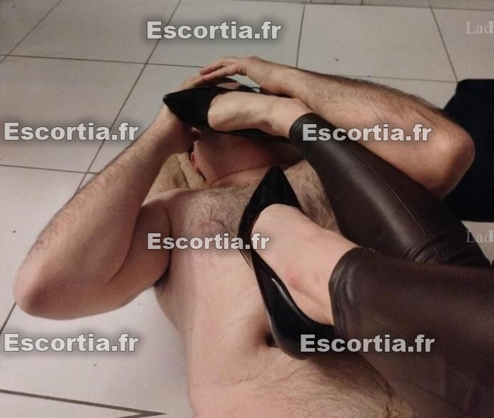 Luciferinne escort Paris