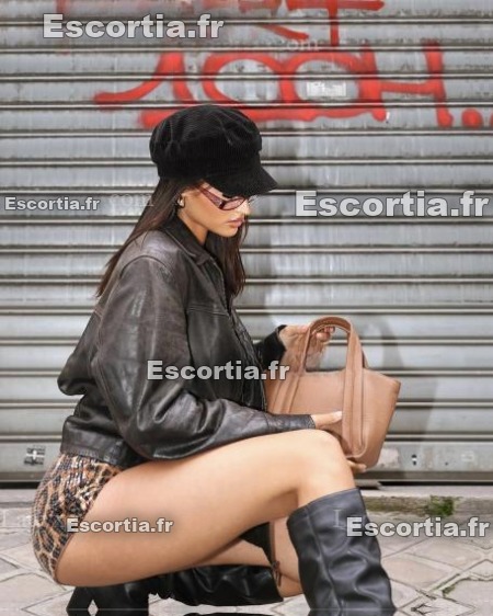 Melba Crue escort Paris