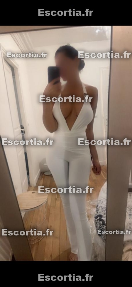 Sarah Dom escort Paris